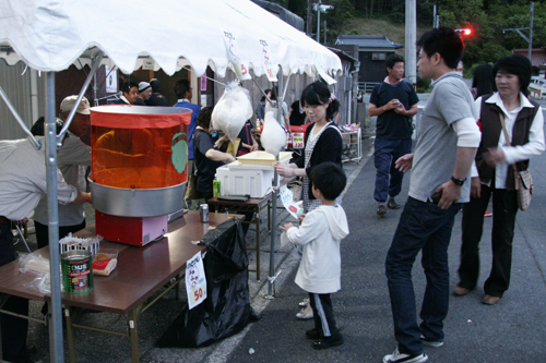 バザーではわた菓子も人気でした