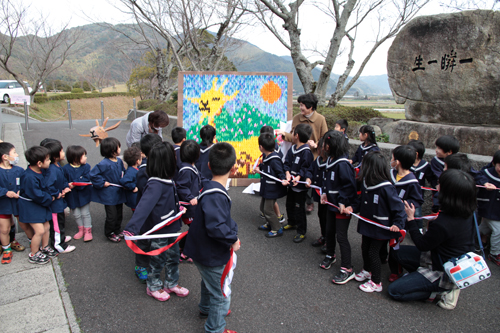 園児によりアート作品がお披露目