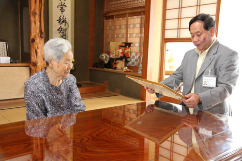 100歳の記念のお祝い状が贈られる