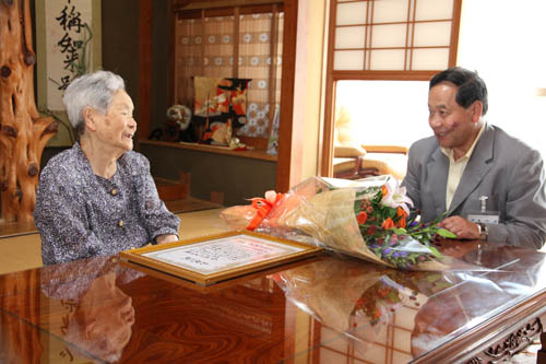 大西市長と長寿の秘訣について話をする金崎さん