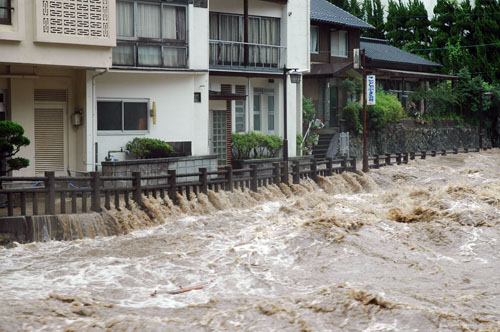 道路まで達した濁流