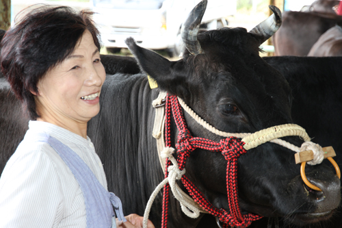 グランドチャンピオン賞の「いぶき」と松崎恵美子さん