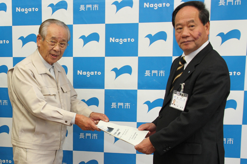 藤野俵山地区発展促進協議会会長から大西市長に構想が手渡される