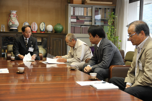 構想について、大西市長に説明。手前から、宍村俵山公民館長、山本時博俵山知恵だし会議議長、藤野俵山地区発展促進協議会会長
