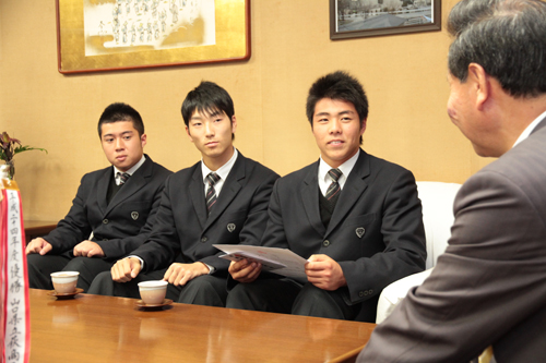 談笑するメンバー。この３人は小学校時代にタグラグビーで全国大会出場を果たした
