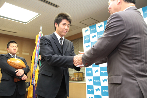 しっかりと握手を交わす中野主将