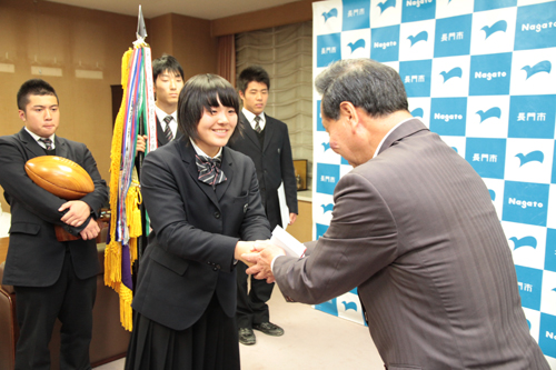 激励費を受け取り握手を交わす泉さん