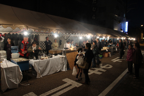 多くの人でにぎわう出店コーナー