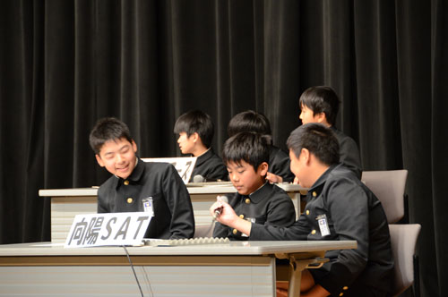 答えを相談する児童ら