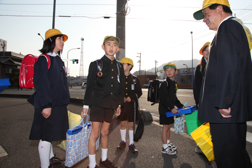 信号待ちでは、学校の話をする