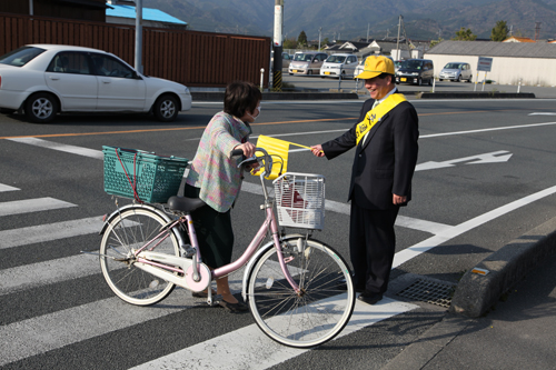 通勤する市民ともあいさつを交わす