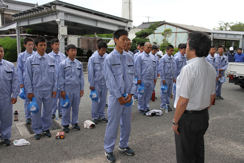 出発式で決意を述べる代表の藤本幸大郎さん