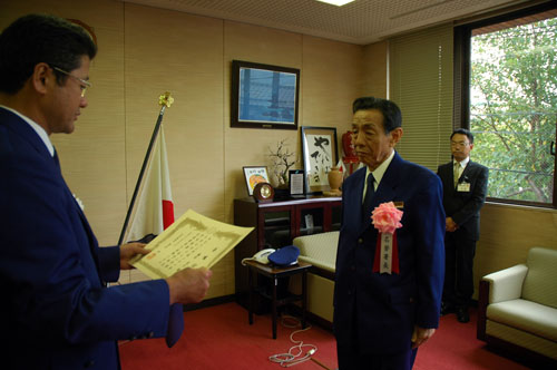 委嘱状を交付される藤田氏