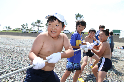 力を合わせて網を引っ張る