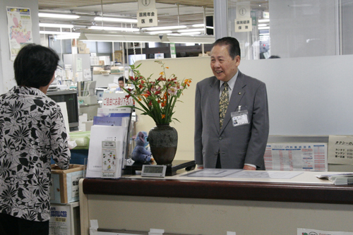 お客さんに笑顔で接する南野市長