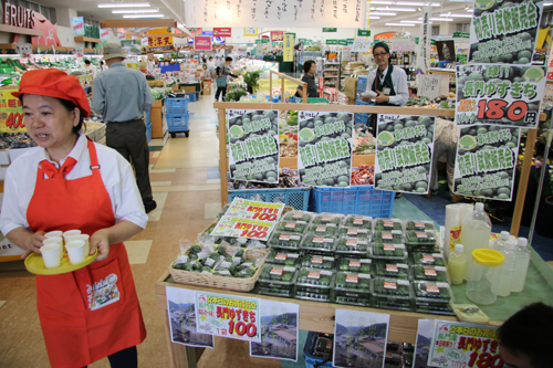 開店と同時に販売コーナーもオープン