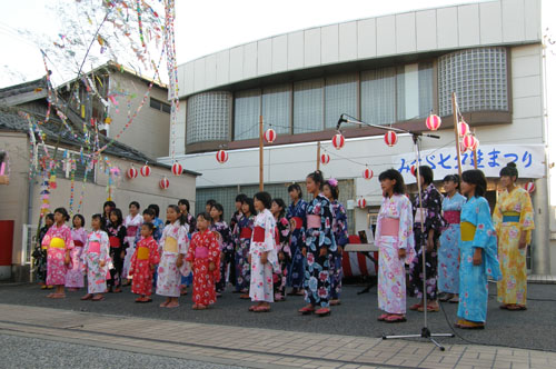 オープニングのみすゞ少年少女合唱団による合唱