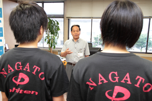 選手を激励する大西市長