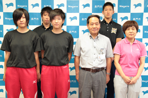 左から麻野茜音さん、木村くん、麻野楓さん、大西市長、原くん、中村さん
