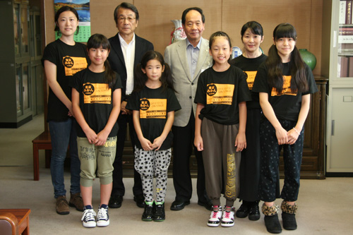 大西市長と座・東京みかんの皆さん