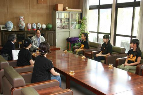 質問をする大西市長