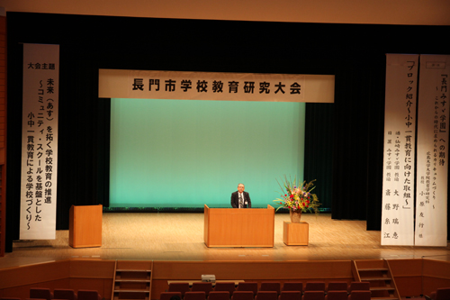 あいさつする江原教育長
