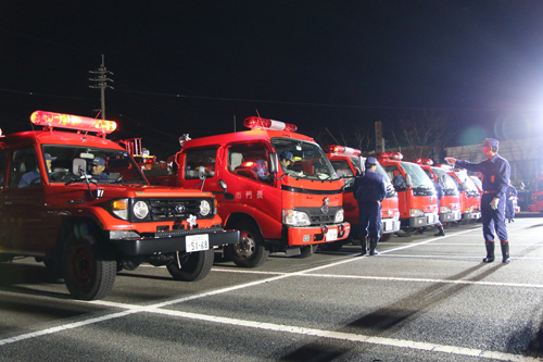 車両に乗り込む消防団員