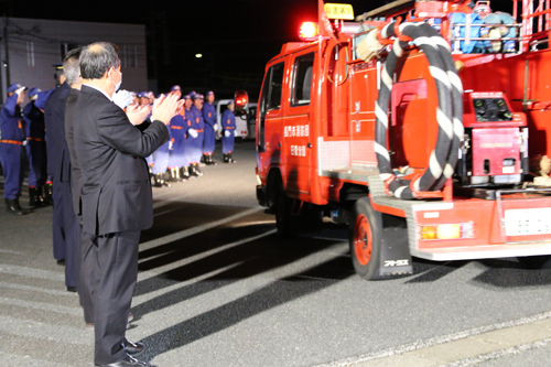 大西市長らに見送られて特別警戒へ出発