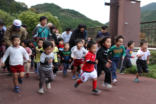 親子で走り出す年中児以下の子どもたち