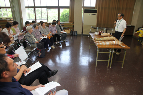 作り方を教える宍村館長（右）