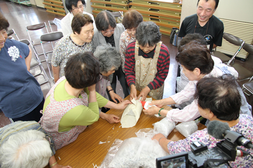 できた頭に布を巻いて顔を仕上げる