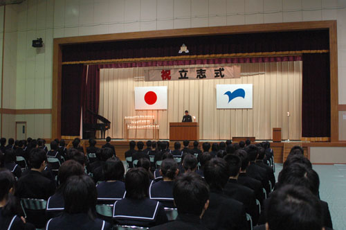 お礼の言葉を述べる２年生代表