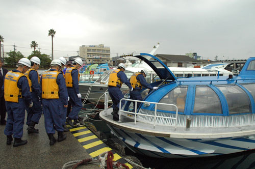 点検のため観光汽船に乗り込む海上保安官