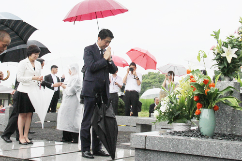 墓前に手を合わせる安倍首相