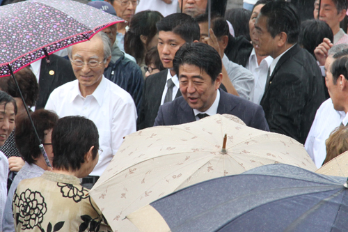 地元の住民と言葉を交わす