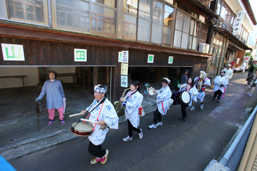 揃いの衣装で練り歩く