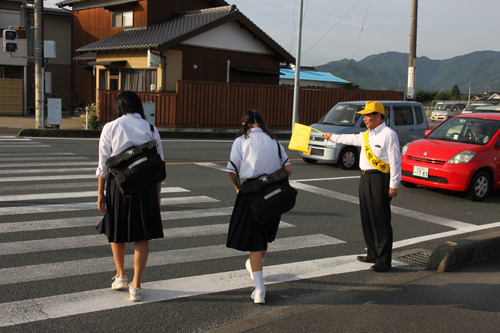 通学する中学生に「おはようございます」