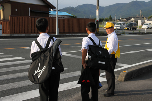 部活動に参加する中学生と談笑