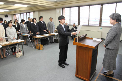 着任者全員で宣誓を行う