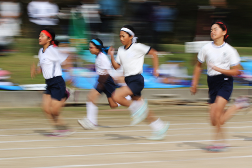 女子の100m走のようす