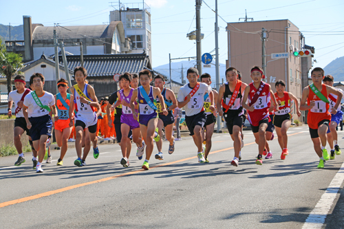 21チームが一斉に三隅中学校前をスタート