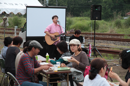 アコースティックライブのようす。なじみのある歌で会場を盛り上げた