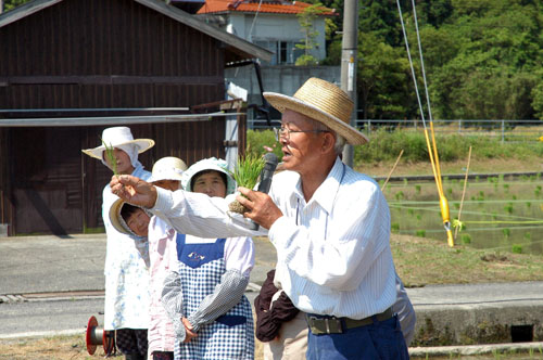 植え方の説明をする木原さん