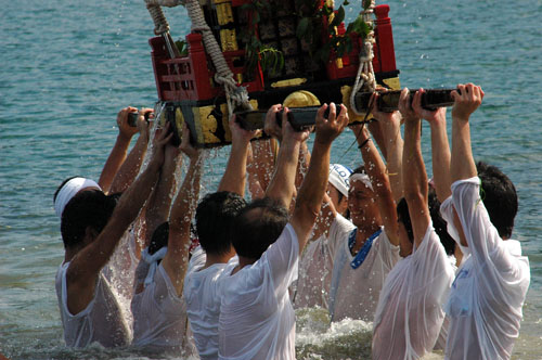 海の中で持ち上げられる神輿