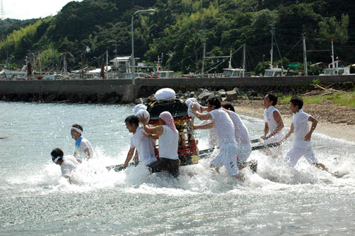 海に入れられる神輿