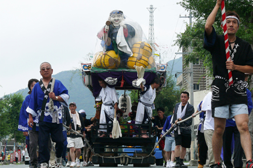 山車が仙崎の街を巡行