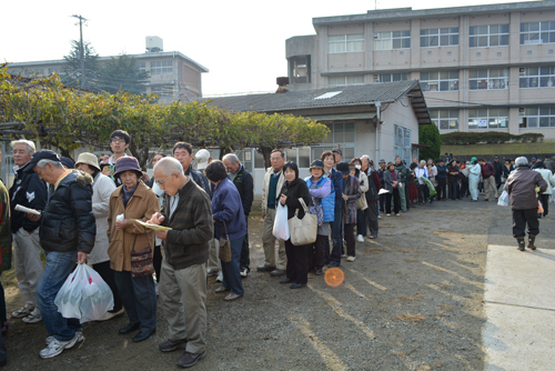 朝から来場者が列をなす