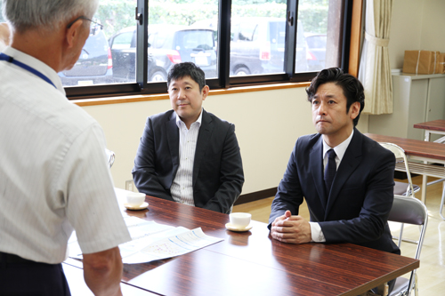 松浪館長の話を聞く石丸さん（右）