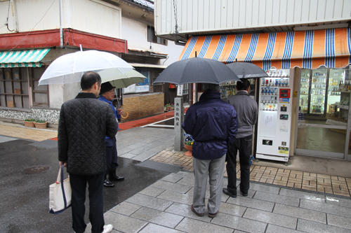 角の乾物屋の付近で説明を聞く