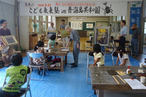 アート作品を作る参加者